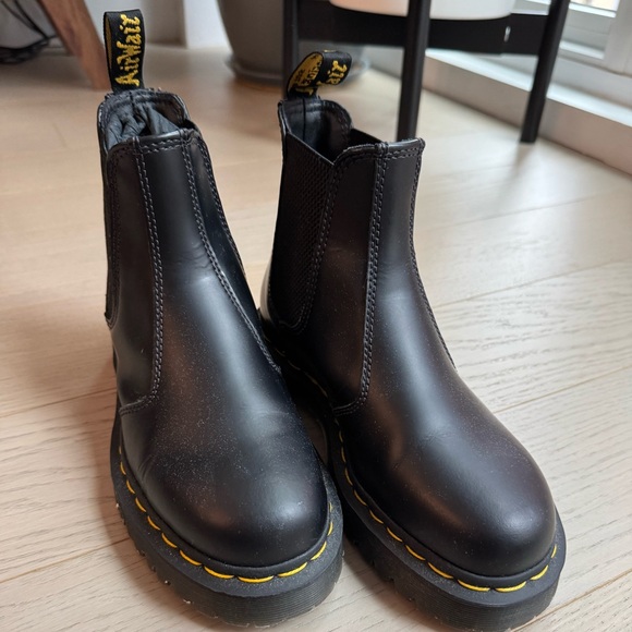 Dr. Martens - 2976 Women’s Smooth Leather Chelsea Boots - Picture 1 of 5
